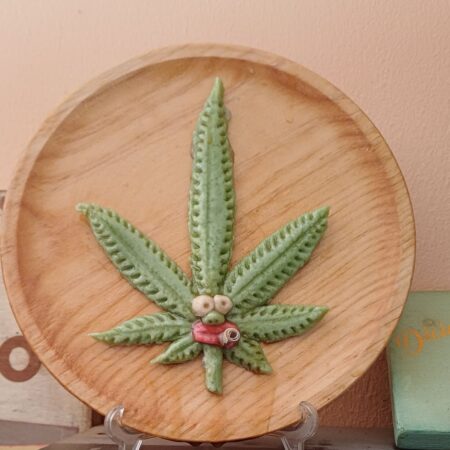 Relieve hoja marihuana hecho a mano.