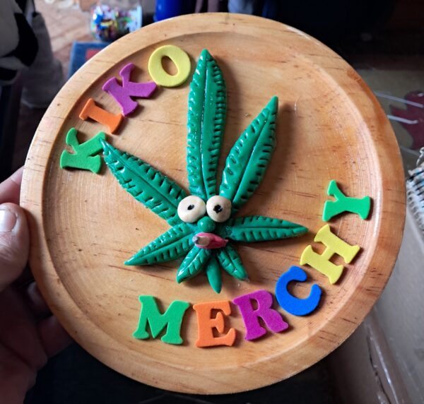 Relieve hoja sobre plato de madera 20cm. Hecho a mano. - Imagen 2